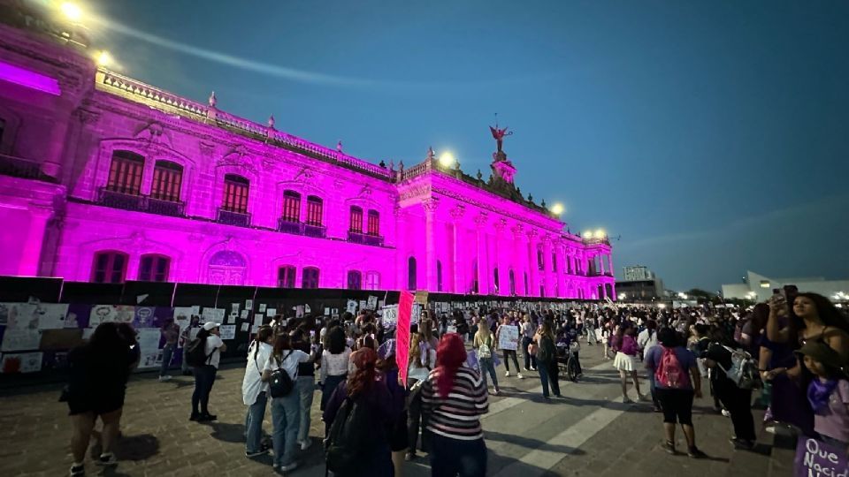 Mujeres frente a Palacio de Gobierno en la marcha del 8 de marzo de 2024.