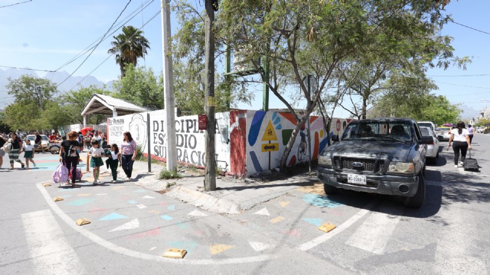 Invaden autos corredor peatonal en escuela.