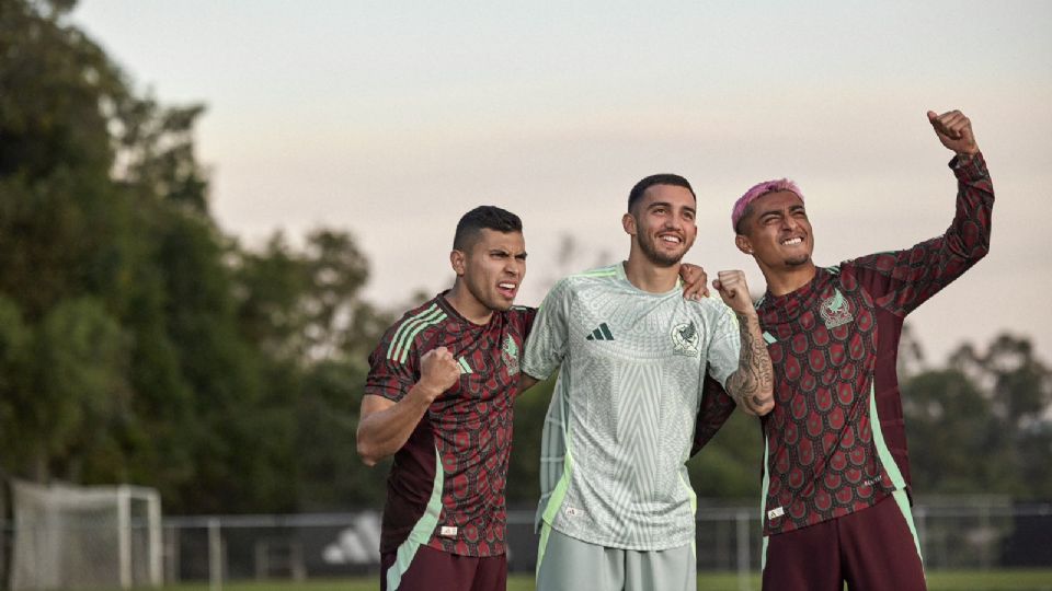 Orbelin Pineda, Luis Chávez y Julián Araujo con los nuevos uniformes.