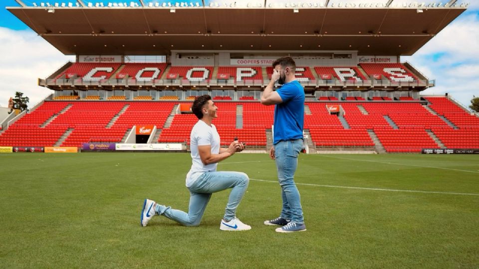 Josh Cavallo, jugador australiano, le pide matrimonio a su novio en el estadio.