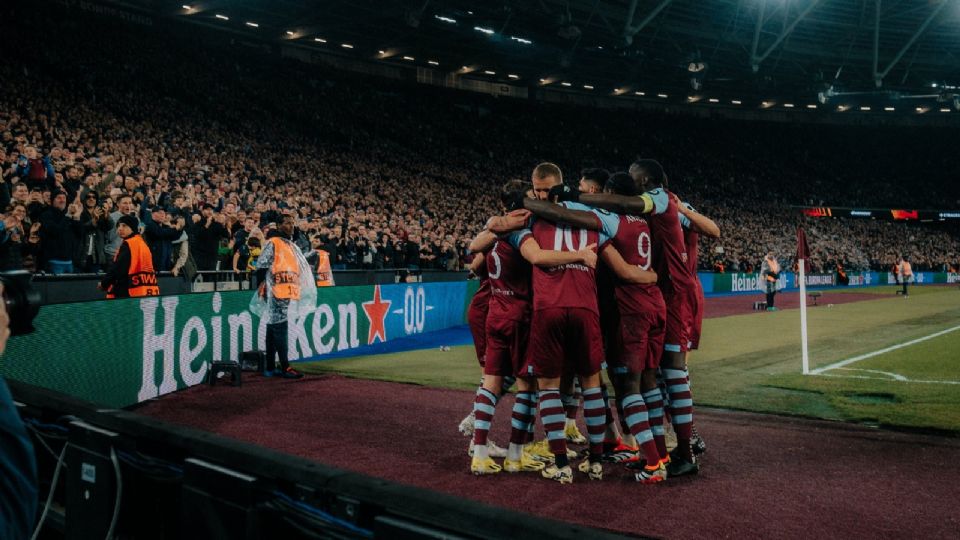 Los jugadores del West Ham celebran una de las anotaciones frente al Friburgo