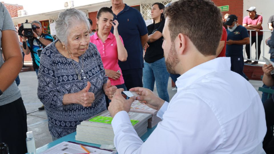 Señora de la tercera edad votando.