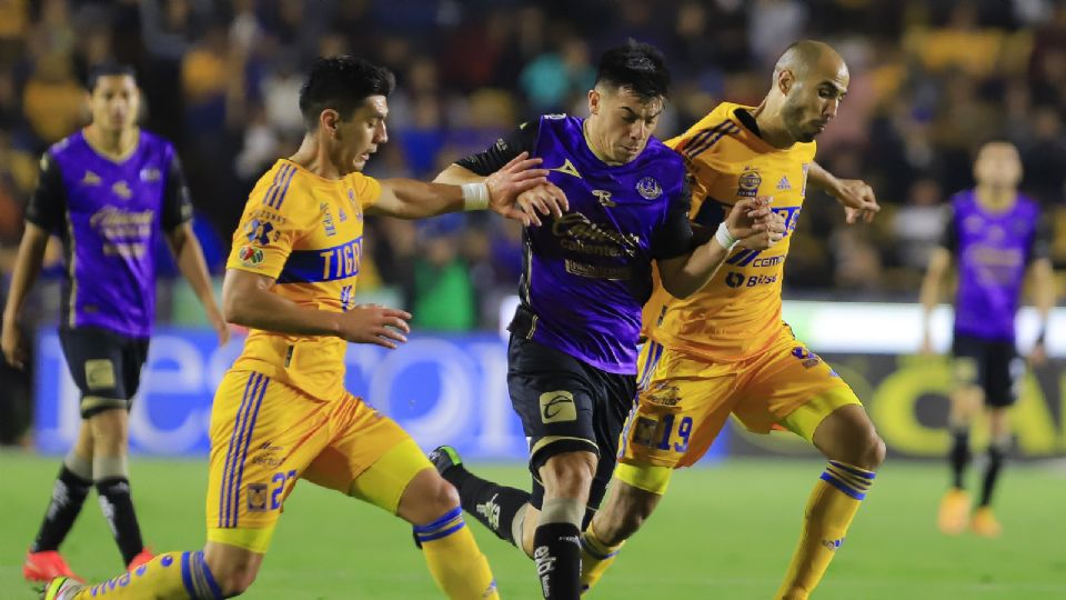 Jesus Angulo (I) del Tigres Roberto Ismael Meraz (C) del Mazatlan y Guido Pizarro (D) del Tigres durante el juego de jornada 14 del Torneo Clausura 2023