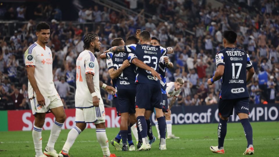 Los jugadores de Rayados celebran el gol de Luis Romo ante Cincinnati en la Concachampions.