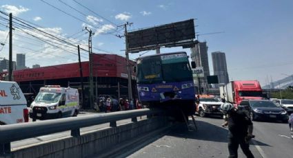 Camión sube a camellón y deja atrapados a 10 pasajeros en Morones Prieto