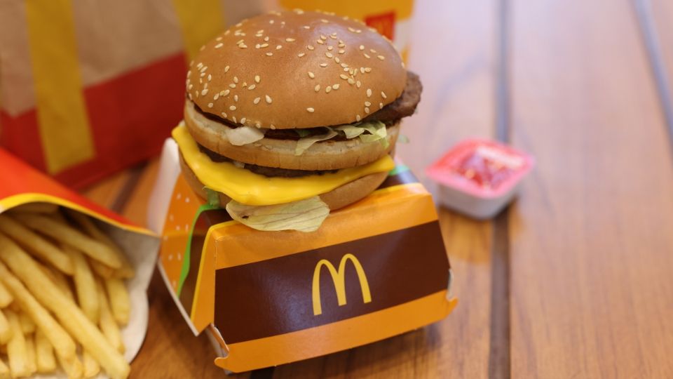 McDonalds vende,entre otras cosas, hamburguesas y papas fritas