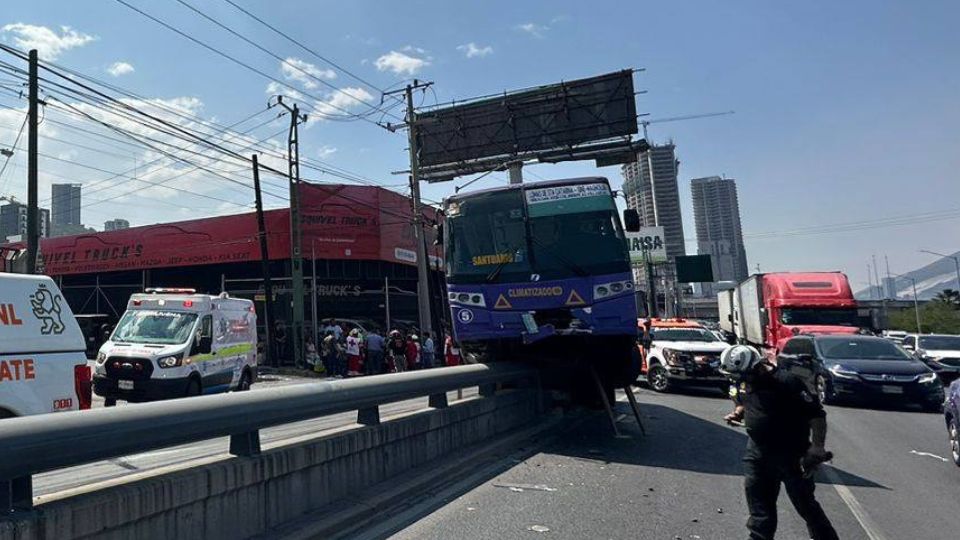 Camión queda suspendido tras subir a camellón en Morones Prieto | Facebook / Protección Civil de Nuevo León