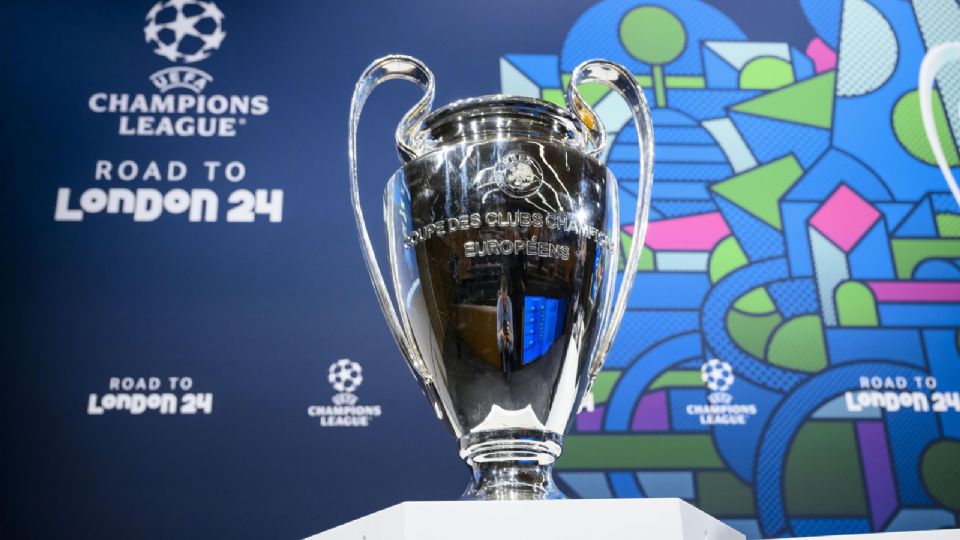 El trofeo de la Champions League se muestra durante el sorteo de los cuartos de final de la UEFA Champions League.