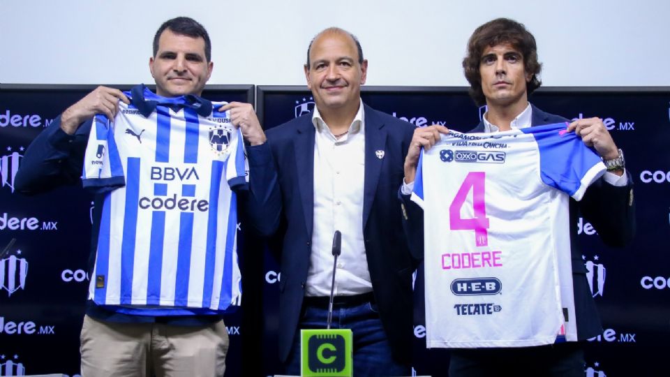 Pedro Esquivel, Vicepresidente Ejecutivo de Rayados, junto a directivos de Codere