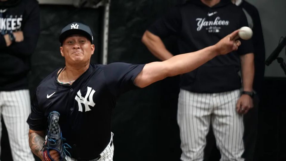 Víctor González, pitcher de origen mexicano de Yankees de Nueva York durante una práctica