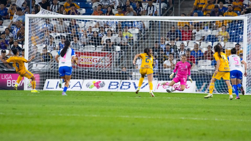 Pamela Tajonar, portera de Rayadas, ataja el penal de Stephany Mayor, de Tigres Femenil