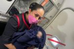Mujer da a luz en vuelo de Aeroméxico y bebé recibe 90 viajes gratis