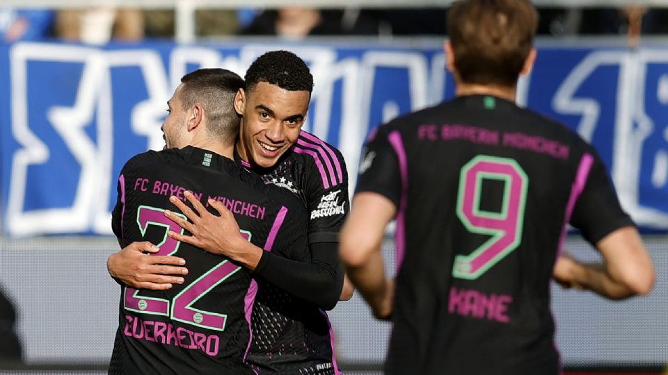 Jamal Musiala celebra con sus compañeros después de marcar el 3-1 durante el partido de fútbol de la Bundesliga entre SV Darmstadt 98 y FC Bayern Munich.