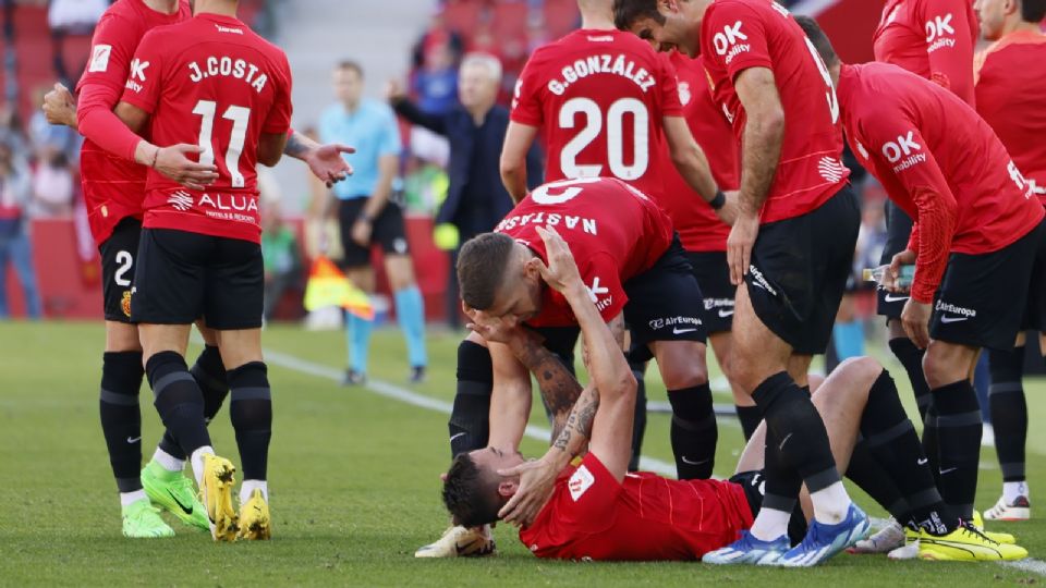 Los jugadores del Mallorca celebran el gol del triunfo del partido de LaLiga disputado entre el RCD Mallorca y el Granada