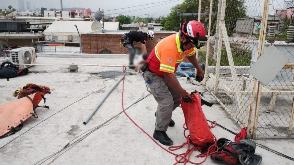 Rescate del hombre herido por electrocución.