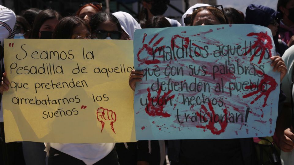 Estudiantes de la escuela rural normal de Ayotzinapa protestan este sábado en Chilpancingo.