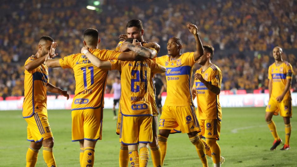 Jugadores de Tigres festejando la victoria ante Mazatlán.