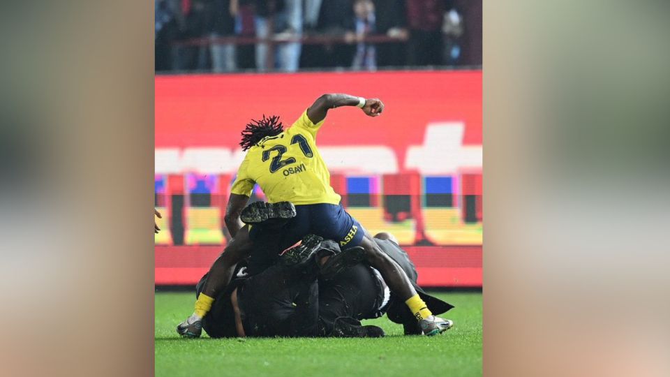 Los futbolistas se defendieron, produciéndose una batalla campal de la que los jugadores fueron rescatados por las fuerzas de seguridad.