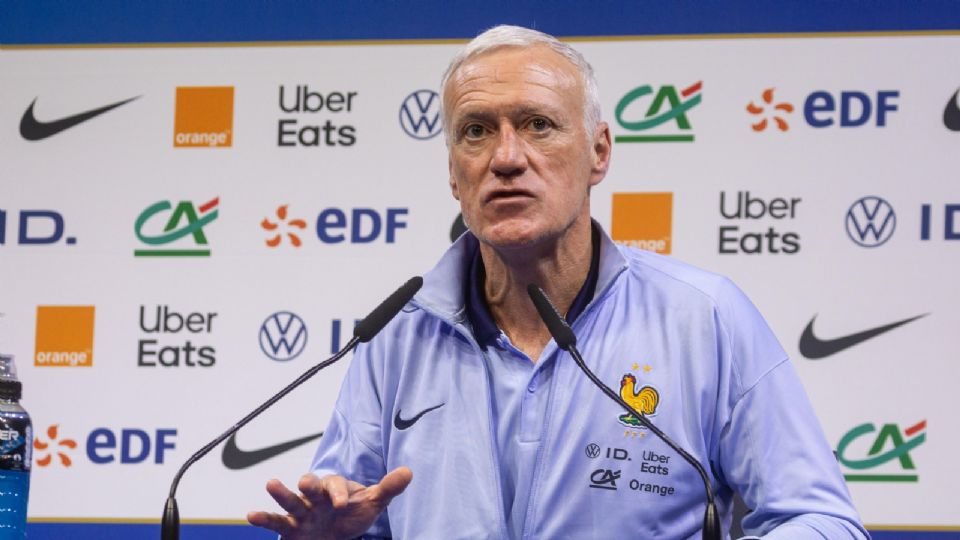 El entrenador de la selección de Francia, Didier Deschamps, asiste a una conferencia de prensa en el entrenamiento del equipo nacional.