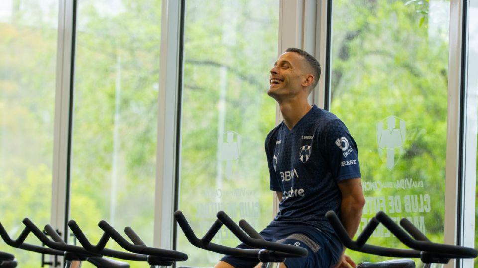 Sergio Canales haciendo trabajo de gimnasio tras el partido contra el Atlas