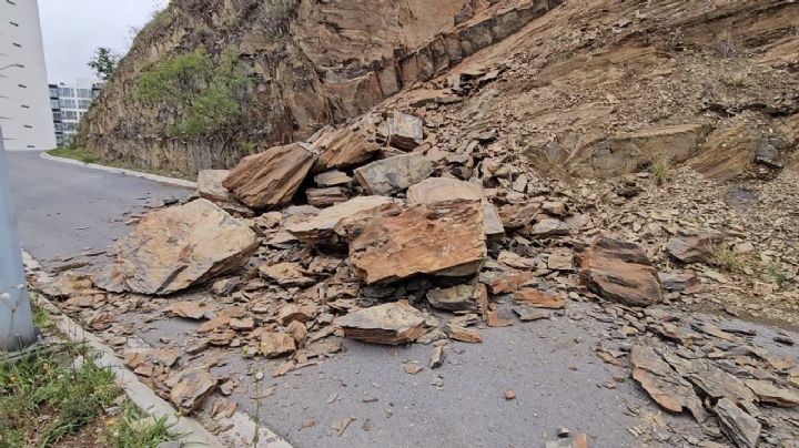 Rocas de Cerro del Chupón se desprenden y afectan vialidad en Monterrey