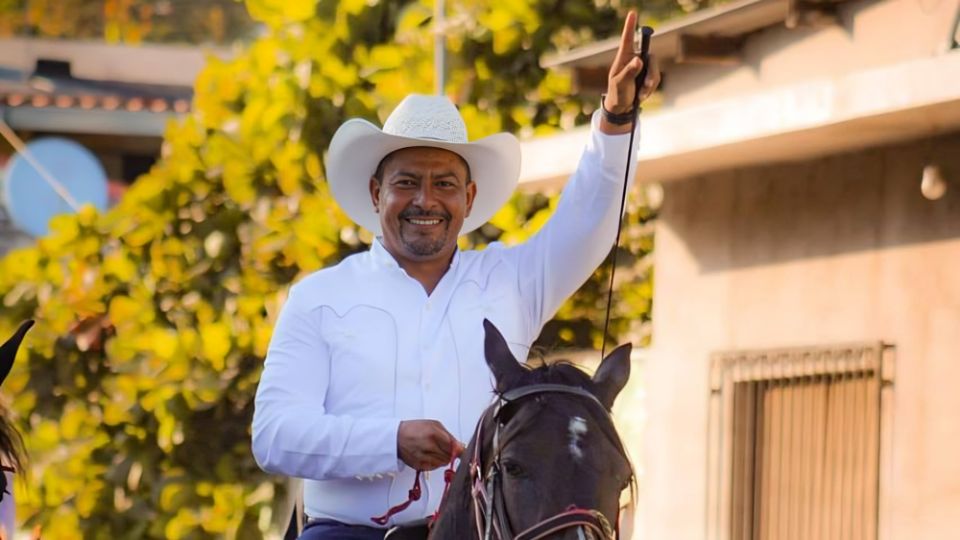 Alcalde de Chahuites, Oaxaca, paseando a caballo | Facebook / Joaquin Martinez Lopez 
