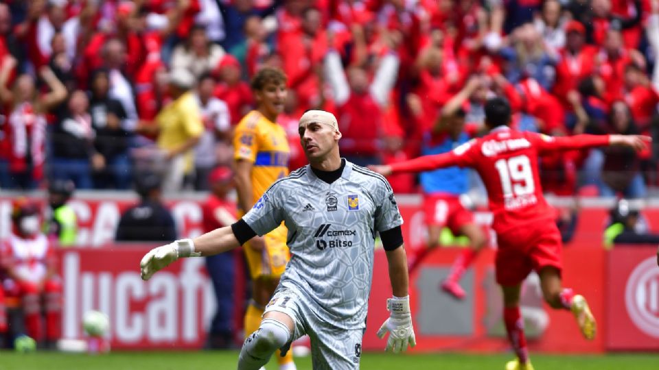 Nahuel Guzman, portero de Tigres, en lamento durante el juego de vuelta de los cuartos de final del  Clausura 2023 frente a Toluca en el Nemesio Diez