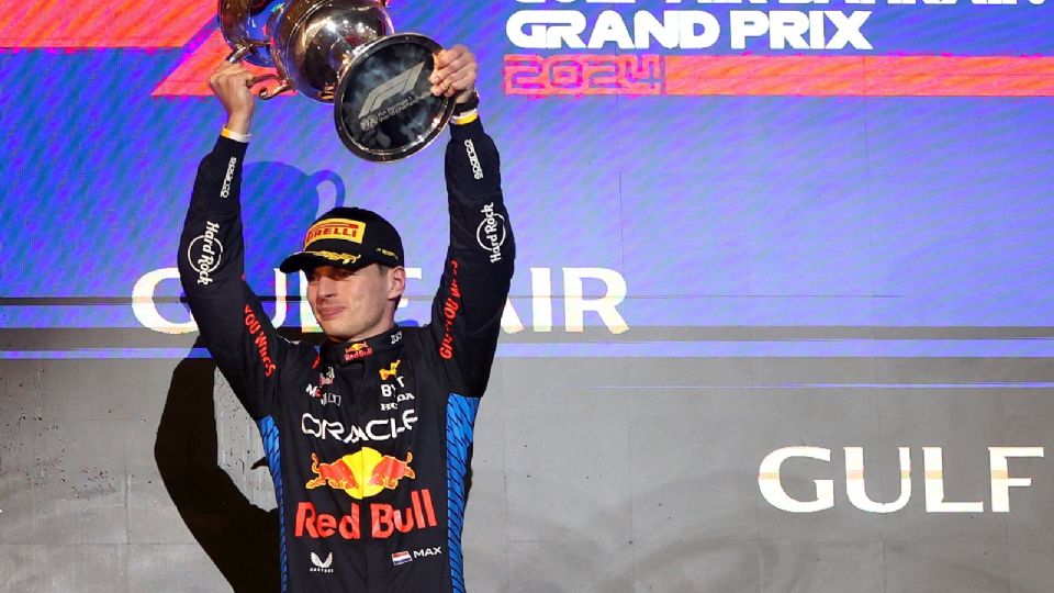 El piloto de Red Bull Racing, Max Verstappen, levanta el trofeo en el podio después de ganar el Gran Premio de Baréin