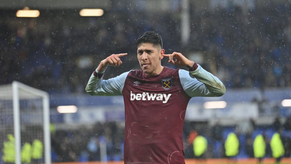 Edson Álvarez celebra su gol frente al Everton en la Premier League