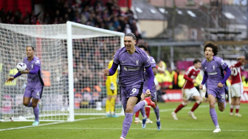 Darwin Núñez del Liverpool celebra el gol ganador en el partido de la Premier League entre Nottingham Forest y Liverpool FC.