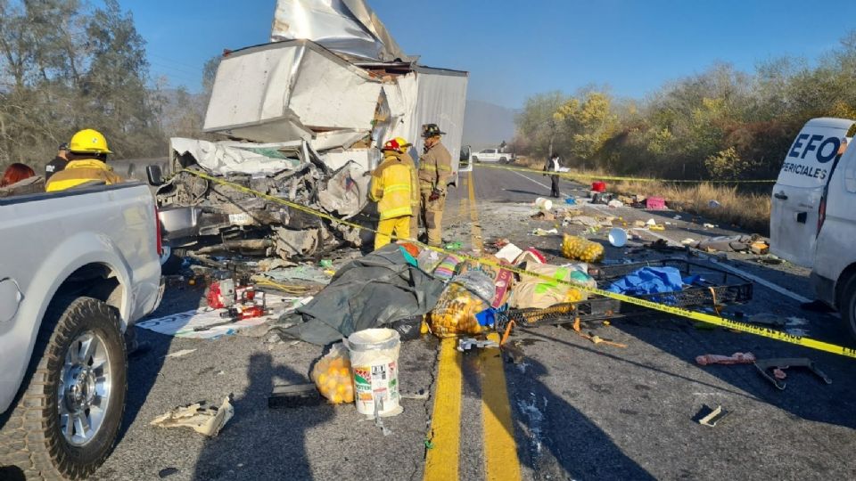 En la carretera Victoria-Monterrey, en el tramo El Tomaseño-Villagrán, se registró un accidente entre camionetas y una unidad del transporte público del Estado de San Luis Potosí. Según informaron las autoridades, el incidente dejó nueve personas muertas.