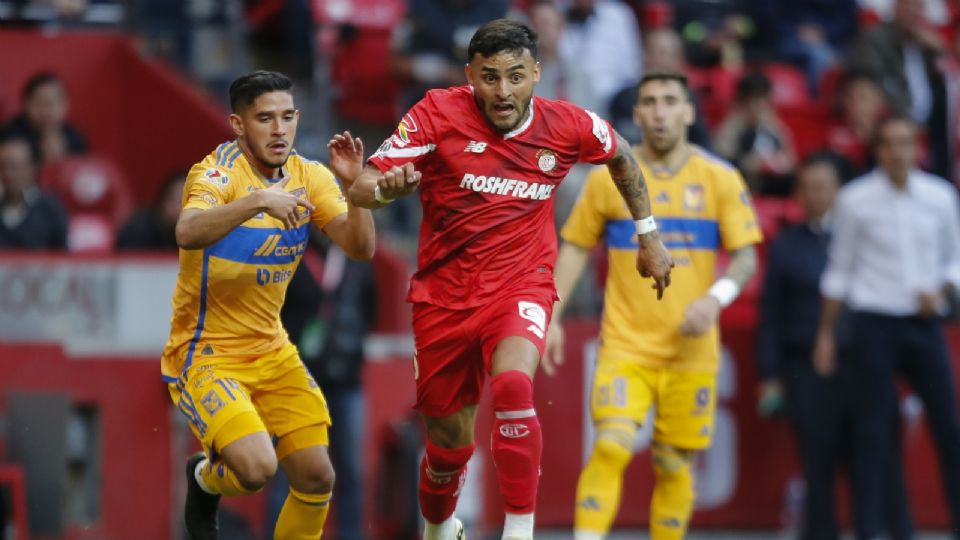 Con rotación en el equipo titular, jugando con 10 hombres todo el segundo tiempo e incluso controversia arbitral, Tigres cayó ante Toluca por 2-1 en el Estadio Nemesio Diez.