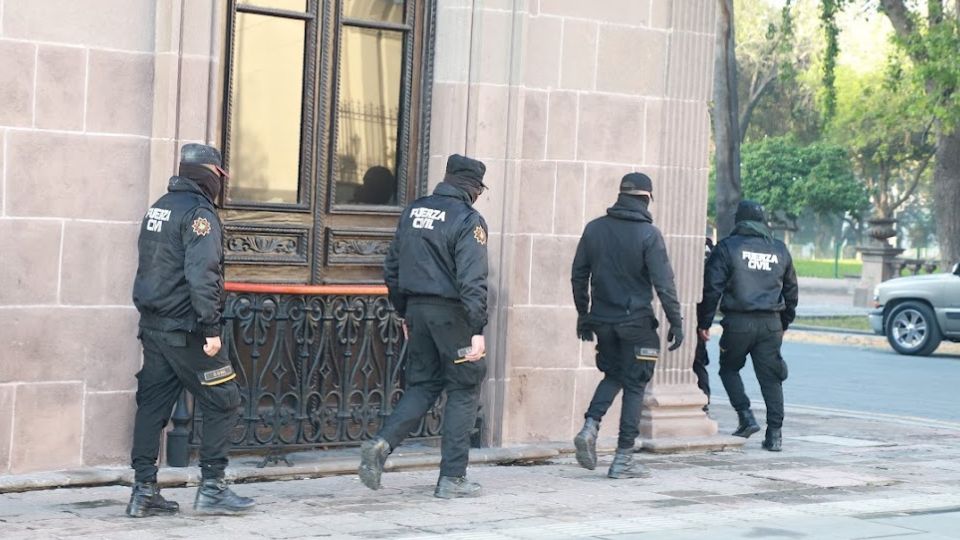 Policías de Fuerza Civil caminan en la ciudad de Monterrey