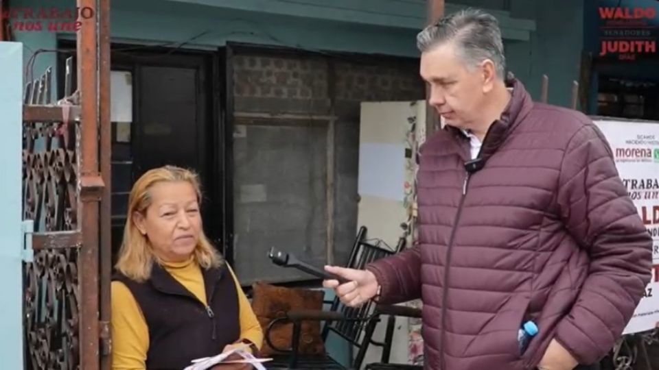 Waldo Fernández entrevistando a una ciudadana.