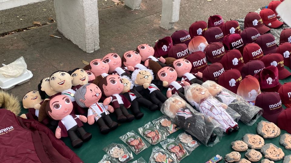 Peluches de AMLO y Claudia