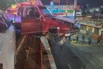 Tras choque, camioneta queda al borde de puente en Gonzalitos