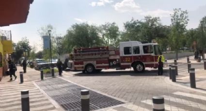 Video: Camión de bomberos se atora en San Pedro