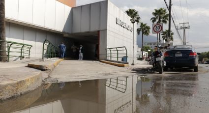 Vecinos lamentan fuga de aguas negras frente a clínica del IMSS en Guadalupe