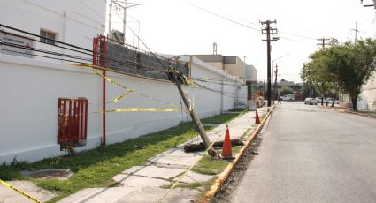 Poste caído entorpece operaciones de Cruz Roja y dificulta paso de peatones