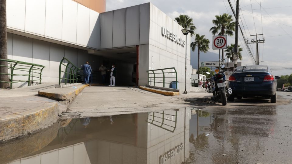 Fuga de aguas negras en las inmediaciones de una clínica del IMSS