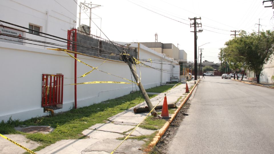 Poste de luz caído en Cruz Roja