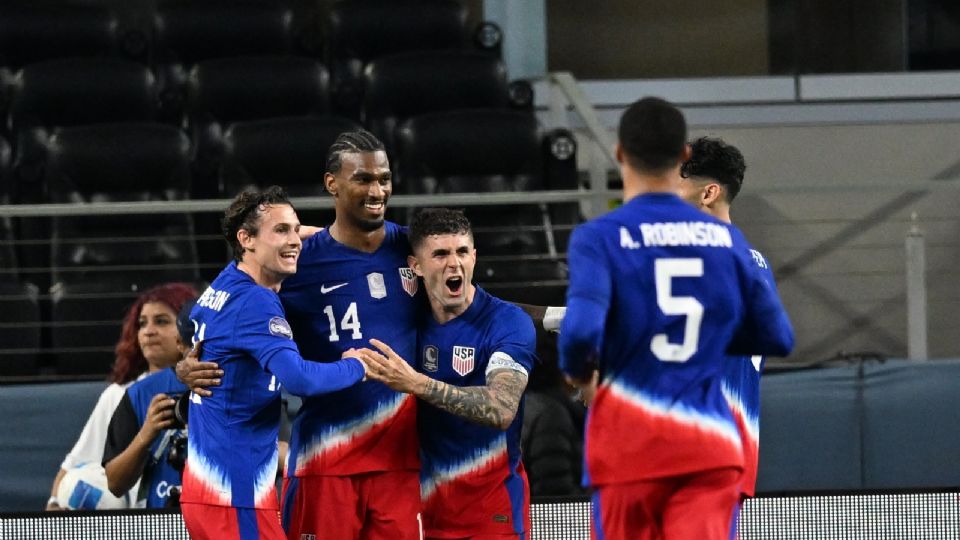 Los jugadores de Estados Unidos celebran una de las anotaciones de Haji Wright