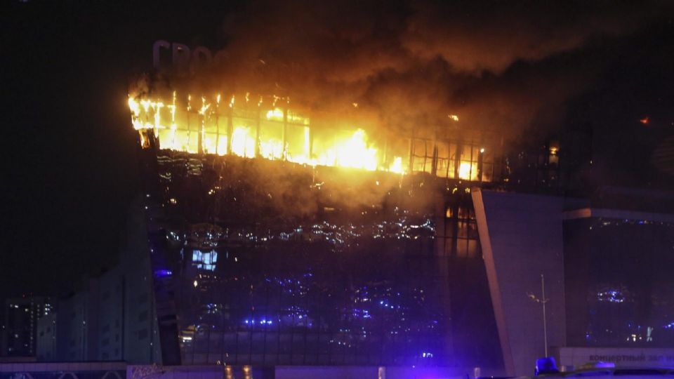 Fuego  sobre la sala de conciertos del Crocus City Hall en Krasnogorsk | EFE/EPA/VASILY PRUDNIKOV