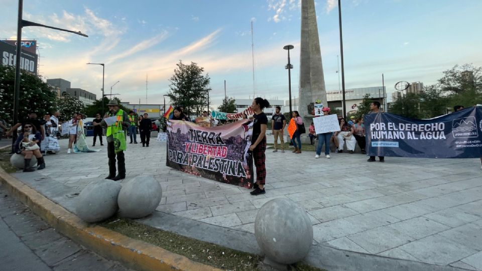 Protestan regiomontanos en defensa del agua, Obelisco, Monterrey