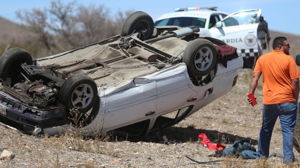 Integrantes de la Guardia Nacional y Servicios Periciales resguardan el lugar donde ocurrió un accidente en la carretera Chihuahua-Juárez, este viernes en Ciudad Juárez en el estado de Chihuahua (México).