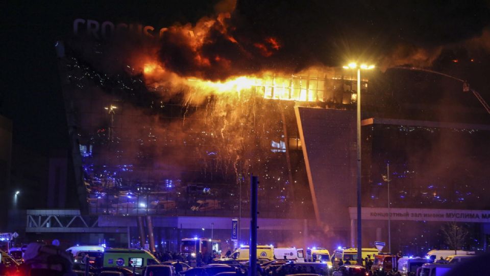 Los bomberos tratan de extinguir las llamas tras el tiroteo en la sala de conciertos del Crocus City Hall en Krasnogorsk, a las afueras de Moscú, Rusia este sábado.