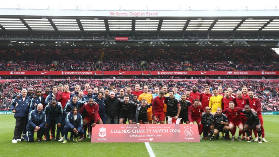 Los equipos se alinean antes del partido de fútbol entre Leyendas del Liverpool y Leyendas del Ajax en Liverpool.