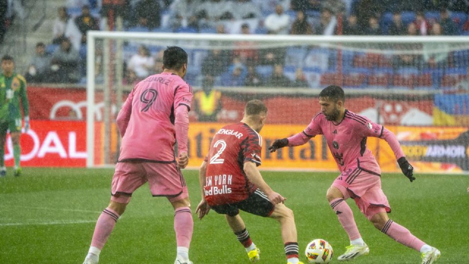 Luis Suárez (i) y Jordi Alba (d) del Inter Miami disputan el balón con Dennis Gjengaar (c) de New York RB durante un partido por la 5° jornada de la Major League Soccer (MLS)