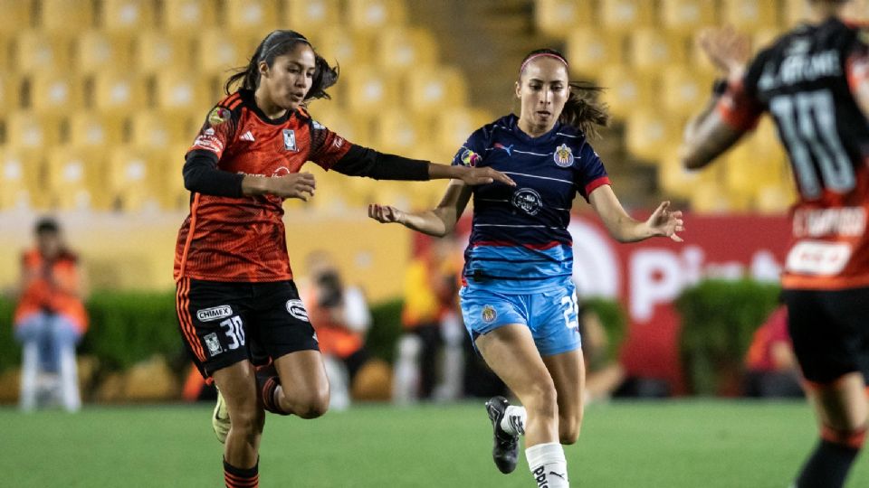 Alison González disputando el balón.