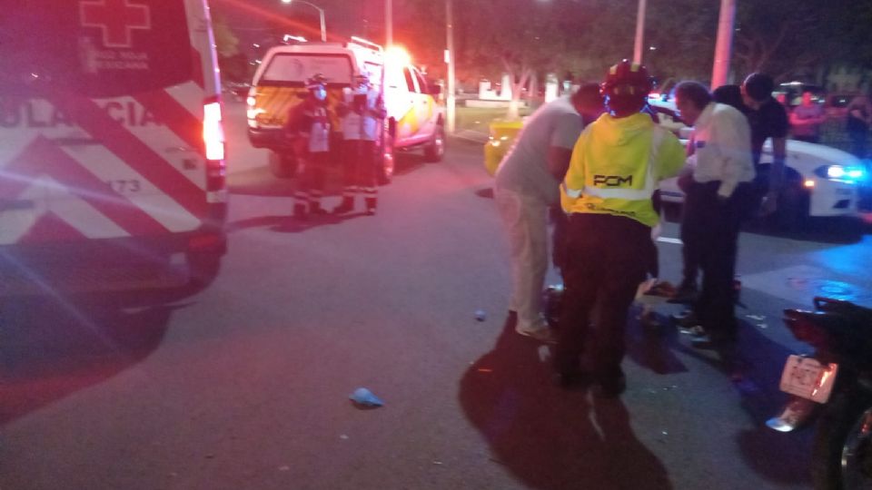 Mujer lesionada tras choque de motocicleta con automóvil